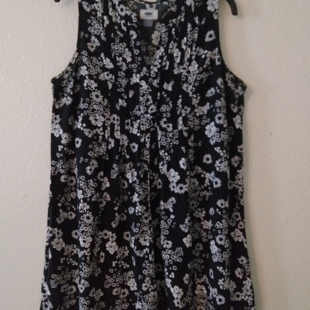 Black & White Floral Dress in Size-Large